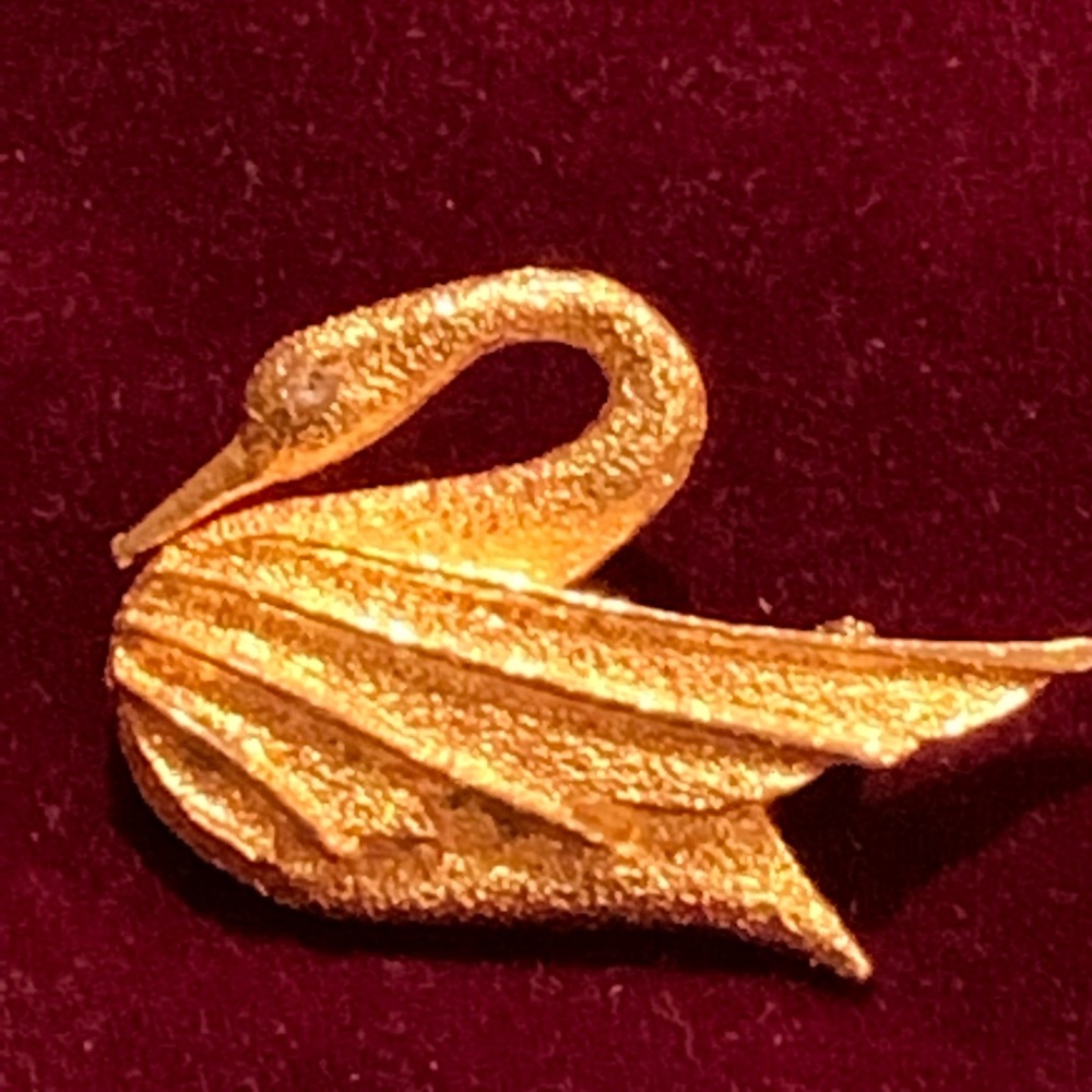 Vintage Dubarry Fifth Avenue Gold Tone  Swan  Pin Brooch Great Condition 1 1/2 .